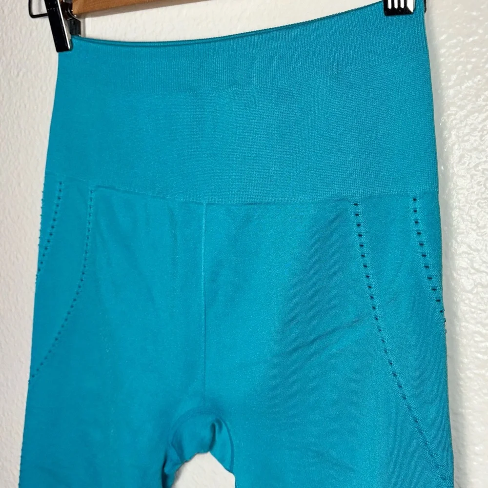 Fabletics High-Waisted Seamless Dot Capri Women's Size XS Geyser Blue